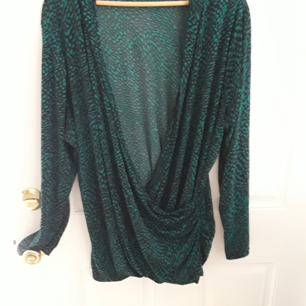 Apt.9 V neck long sleeves.